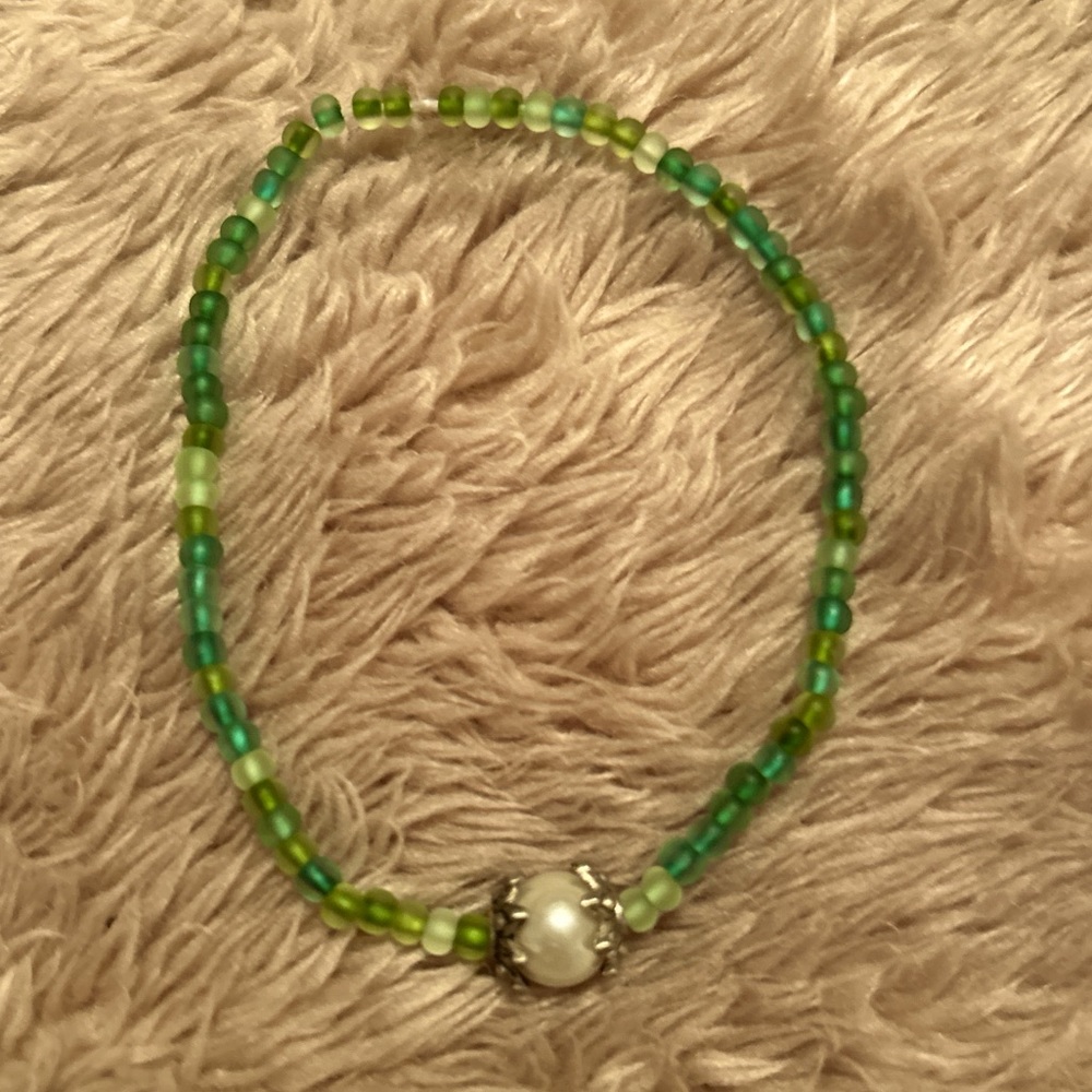 ⭐️Women’s hand beaded bracelet 💚🤍